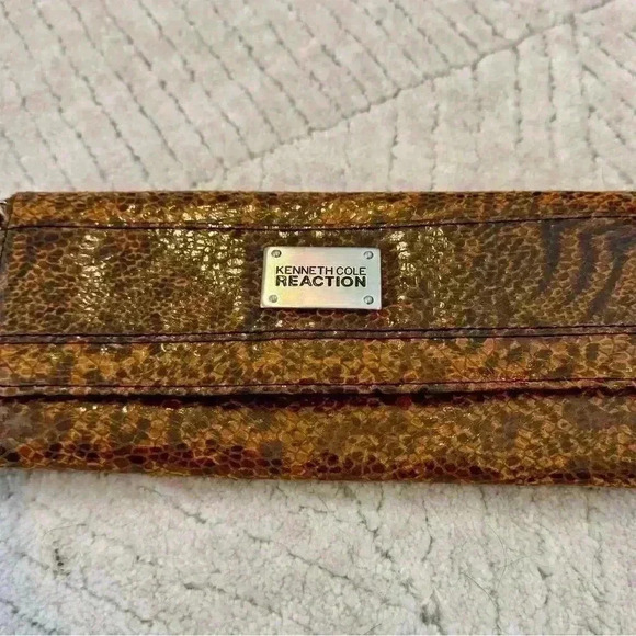 Beautiful cheetah print wallet by Kenneth Cole reaction - Picture 1 of 10